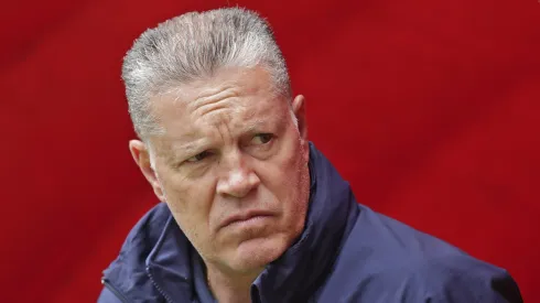 Peláez no puede dejar de lado su pasado americanista.