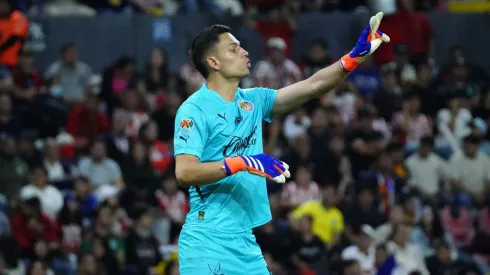 Óscar Whalley y su error en amistoso de Chivas con Leones Negros