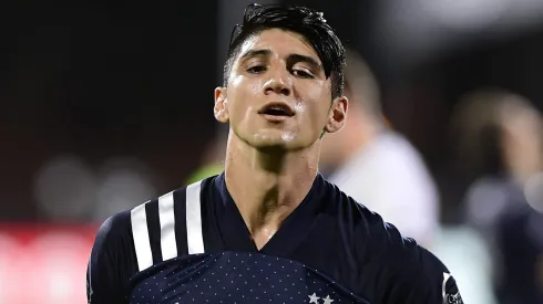 Se atrasa el debut de Alan Pulido.