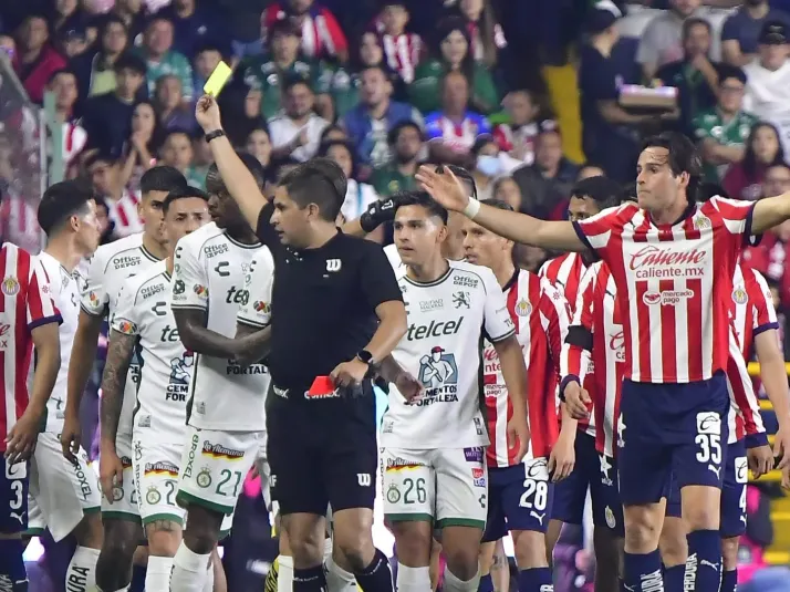 Chivas fue acuchillado en León por las decisiones arbitrales