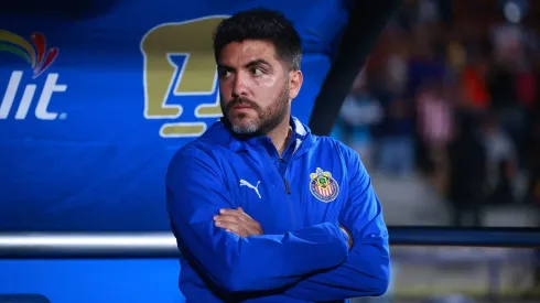 El extraño comportamiento de auxiliares españoles en Chivas vs. Pumas