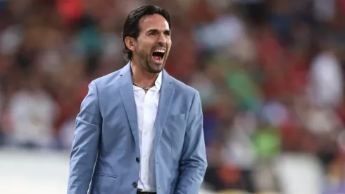 Gerardo Espinoza está disputando sus primeros partidos como DT de Chivas.