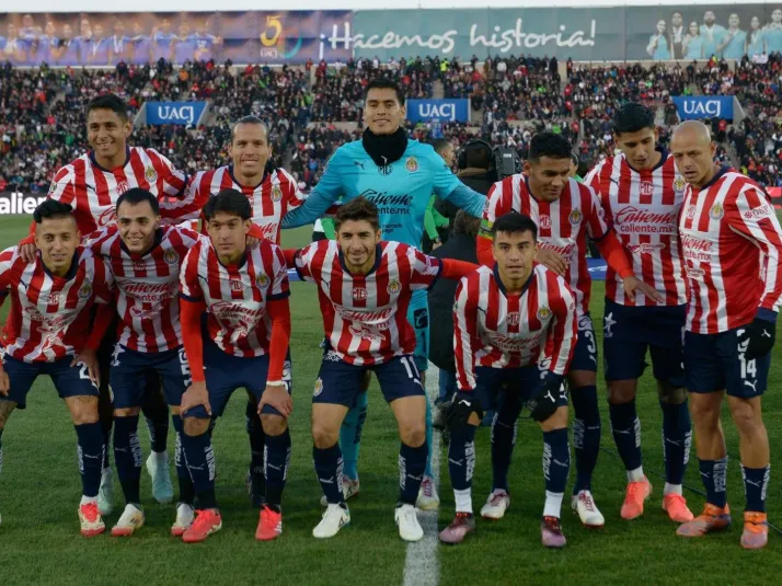 La sorpresiva alineación de Chivas vs. Atlas