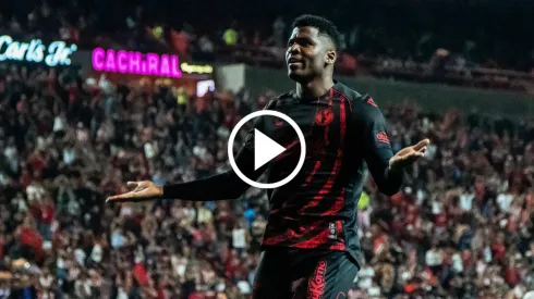 José Zúñiga madrugó a la defensa de Chivas.