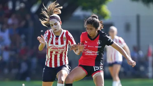 Carolina Jaramillo disputa el balón en el Clásico Tapatío donde Chivas se impuso por 2 a 0.