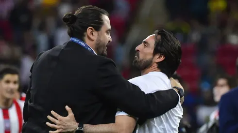 Gerardo Espinoza tiene la posibilidad de seguir al frente de Chivas.