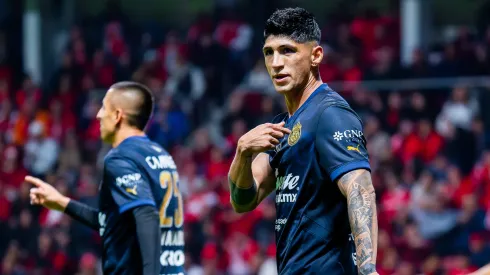 Alan Pulido no habría llegado borracho a Chivas.