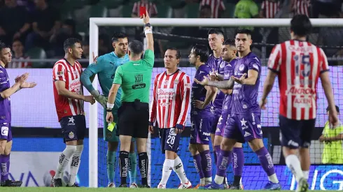 Fernando Hernández Gómez tomó decisiones polémicas en el Mazatlán vs. Chivas.
