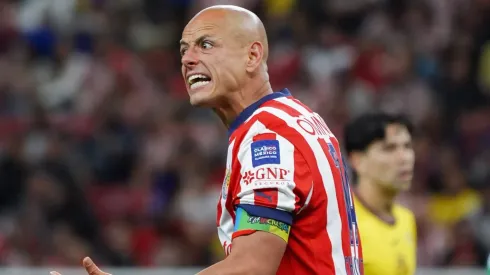 Vestidor de Chivas se cansó de Chicharito Hernández.