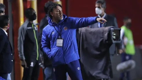 Milito llegará a México al menos con cuatro personas.