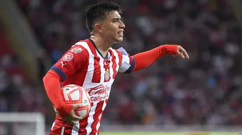 Chivas advierte a jugadores tras la venta de Fernando Beltrán.