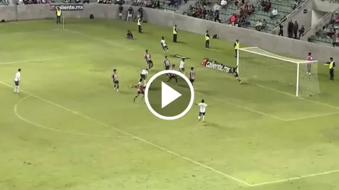 Óscar Whalley salvó la valla de Chivas en el primer tiempo ante León.