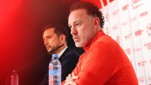 Gabriel Milito recibe el primer golpe de la directiva de Chivas.