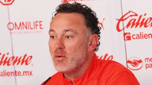 Gabriel Milito está presente en el Estadio Carlos Vega Villalba para la final de la Copa por el Bienestar.