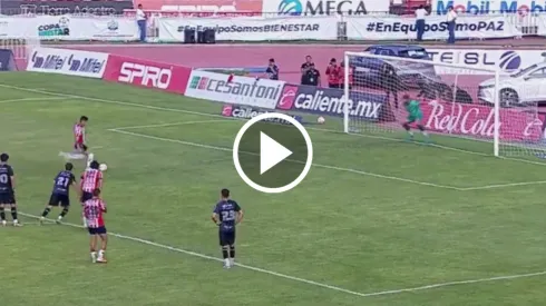 Alan Pulido recibió una falta en el área y se hizo cargo del penal.