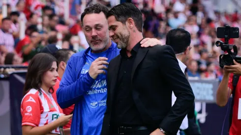 Gabriel Milito y Fernando Gago se saludaron con cordialidad en Necaxa vs. Chivas.