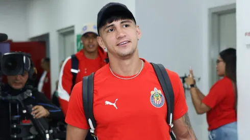 Alan Pulido tuvo un gesto especial con los aficionados de Chivas.