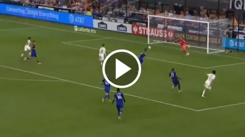 La jugada de Diego Campillo que casi termina en gol.