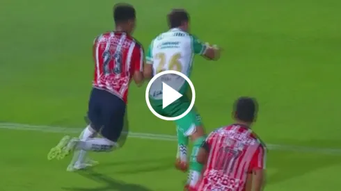 Daniel Aguirre arremetió contra Ramiro Sordo y el árbitro marcó penal para Santos Laguna.