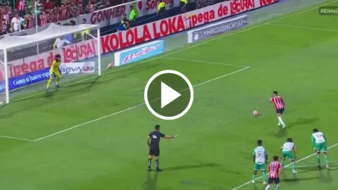 Alan Pulido tuvo la gran oportunidad de anotar para Chivas, pero Carlos Acevedo paró el penalti.