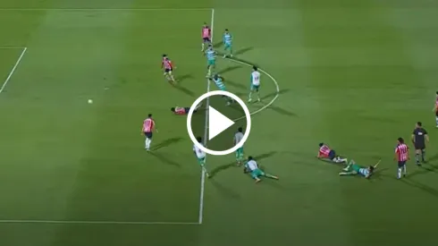 Kevin Balanta cometió una imprudencia ante Santiago Sandoval y Chivas pidió penal.