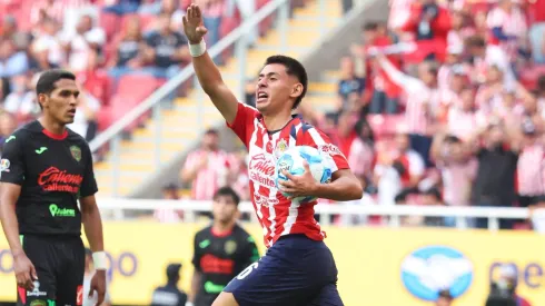Con 18 años, Santiago Sandoval ya jugó como titular y marcó un gol para el primer equipo de Chivas.