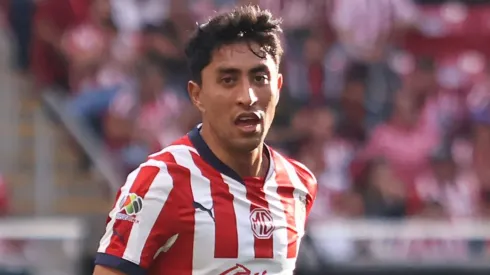 Omar Govea mostró lo que hacía mientras Chivas perdí contra Cruz Azul.