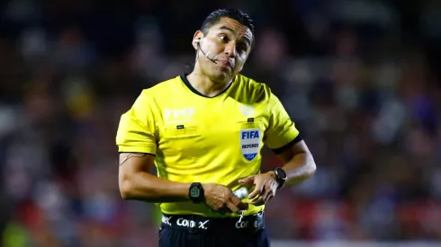Víctor Alfonso Cáceres fue el árbitro central de Chivas vs. Cruz Azul.