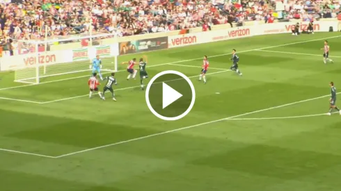 Javier Hernández volvió a fallar un gol y no pasa un buen momento en Chivas.