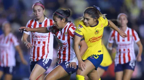 Ciudad de México, 11 de noviembre de 2024. Dana Sandoval y Jana Gutiérrez, durante el partido correspondiente a los cuartos de final de vuelta del Apertura 2024 de la Liga BBVA MX Femenil, entre las Aguilas del América y las Chivas Rayadas del Guadalajara, disputado en el estadio Cuidad de los Deportes. Foto: Imago7/ Eloisa Sánchez