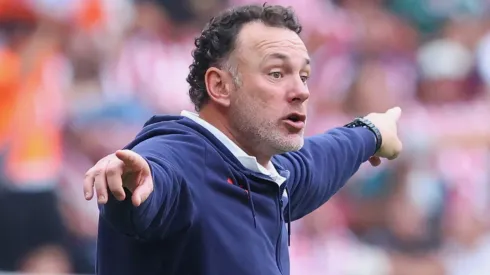 Gabriel Milito puede dar un golpe de timón en el equipo titular de Chivas ante América.