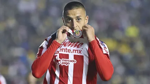 Roberto Alvarado fue importante en el triunfo de Chivas sobre América, pero se retiró lesionado.