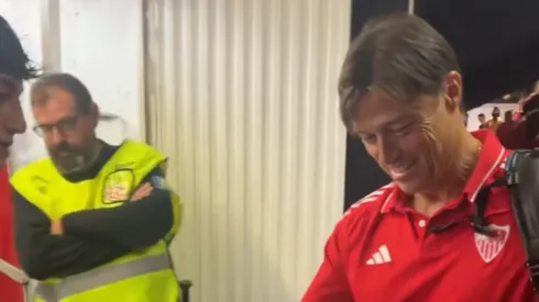 Matías Almeyda sonríe al recibir regalo sorpresa de Chivas