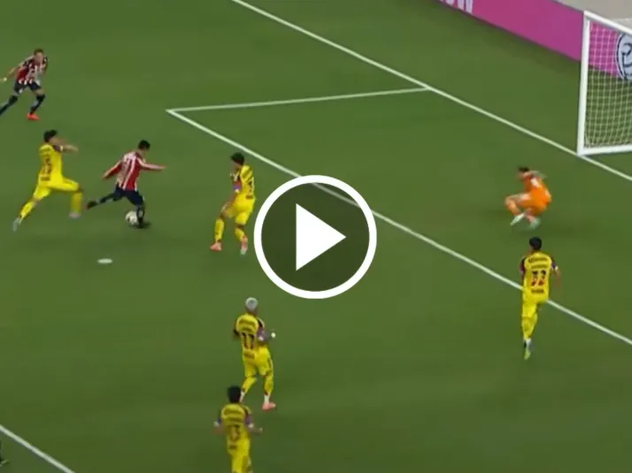 El error de Efraín Álvarez que impidió un gol de Chivas