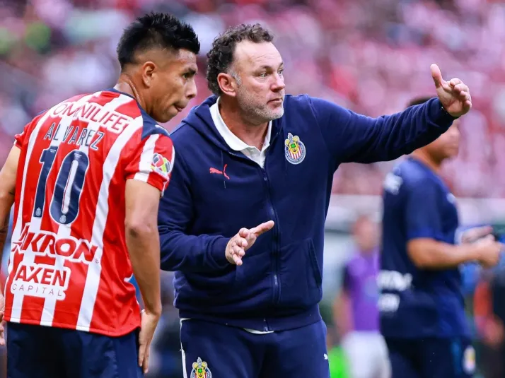 El acalorado regaño de Milito a Efraín Álvarez