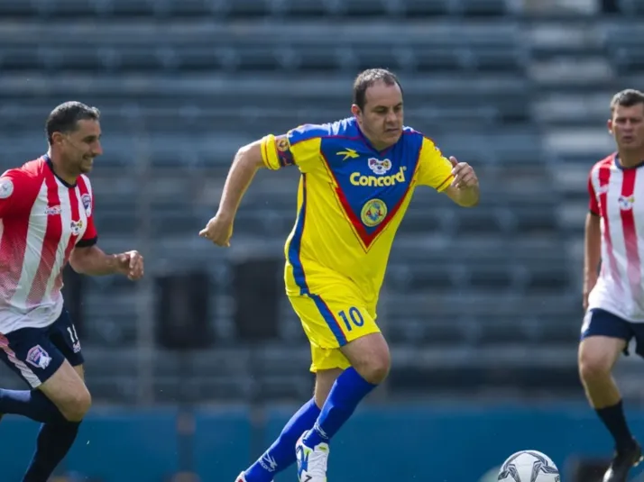 ¡Se volvió loco! Cuauhtémoc Blanco agredió a Alberto Medina