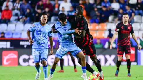 Elías Montiel protege muy bien el balón.