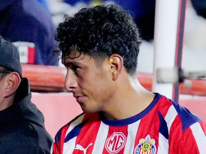 El llanto de Luis Romo al dejar el campo tras la derrota de Chivas ante Cruz Azul