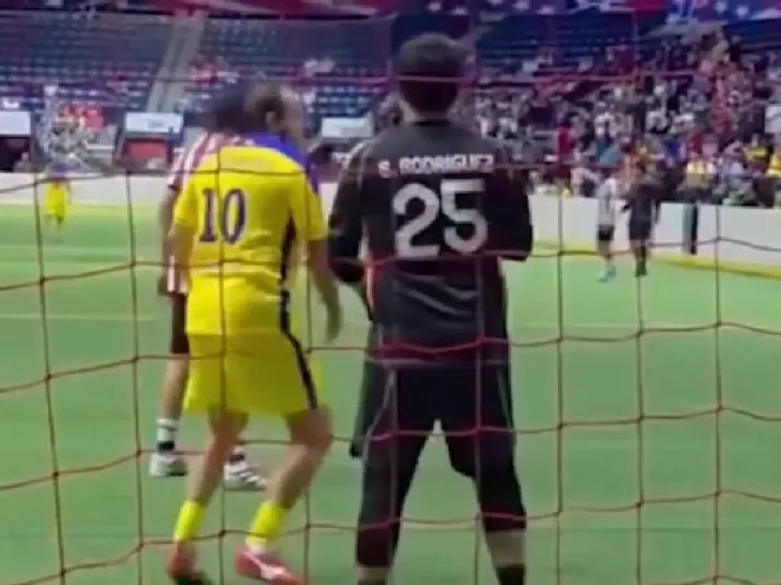 (VIDEO) Cuauhtémoc Blanco soltó golpe a portero de Chivas