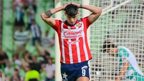 Alan Pulido no reportó a pruebas médicas con Chivas.