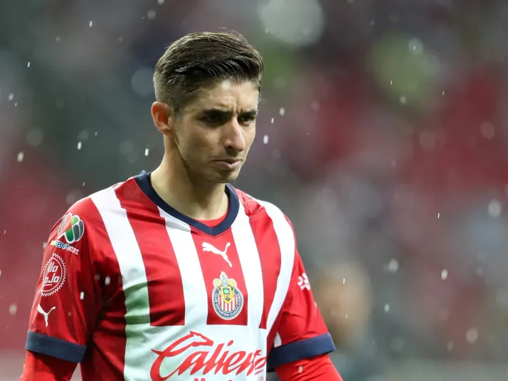 ¿Traición? Afición de Chivas se lanza contra Isaác Brizuela tras su salida