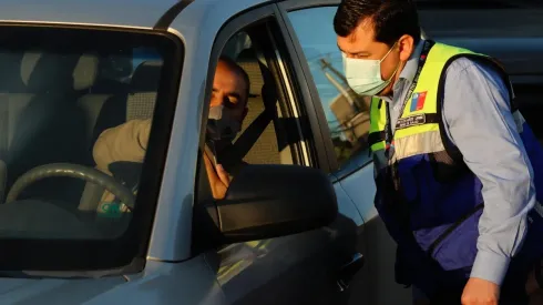 El toque de queda sólo permite la circulación de vehículos con permisos especiales a partir de las 23:00 horas