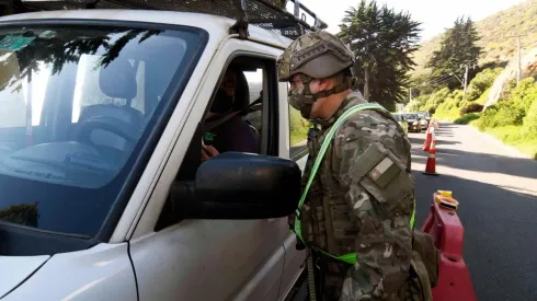 El toque de queda sólo permite la circulación de vehículos con permisos especiales durante los fines de semana.