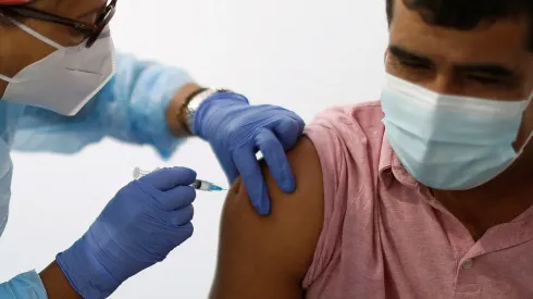 Sigue el proceso de vacunación en Chile con este preciso calendario semanal.