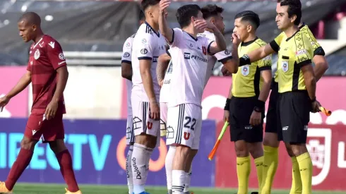 Los jugadores de Universidad de Chile protestaron el cambio en la decisión del árbitro