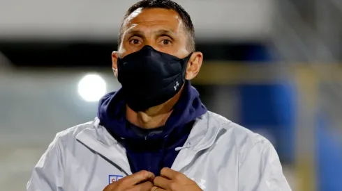Hinchas de Universidad Católica piden la salida de Gustavo Poyet.