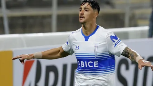 Fernando Zampedri adelanta a la Católica en el marcador.