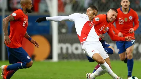 Arturo Vidal y Paolo Guerrero en el enfrentamiento por la Copa América 2019. (Foto: Getty).