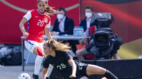 Daniela Zamora disputa un balón durante el Chile vs. Alemania. (Foto: Getty Images)