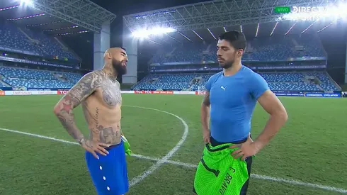Arturo Vidal tuvo un amistoso diálogo con Luis Suárez